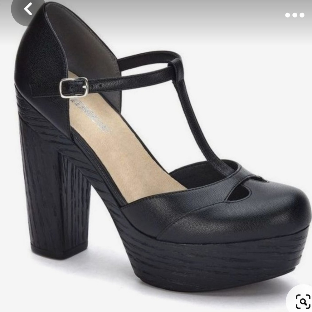 ANDREA LOOKING MARY JANE PLATFORM